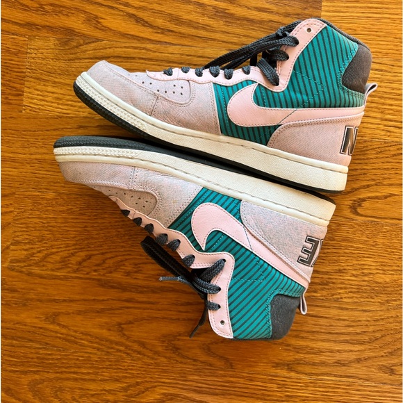 Nike sneakers. US size 7 - Picture 2 of 4